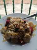 Bowl de yogur con muesli y frutas