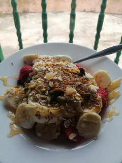 Una foto de Bowl de yogur con muesli y frutas