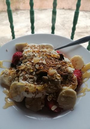Una foto de Bowl de yogur con muesli y frutas
