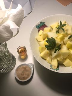 Una foto de Postre de frutas con un toque de mistela y canela