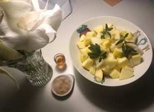 Una foto de Postre de frutas con un toque de mistela y canela