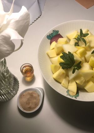 Una foto de Postre de frutas con un toque de mistela y canela