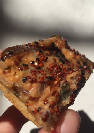 Una foto de Pizza con berenjena y crema