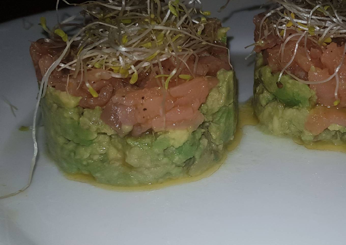 Tartar de salmón y aguacate con aceite de sésamo y alfalfa