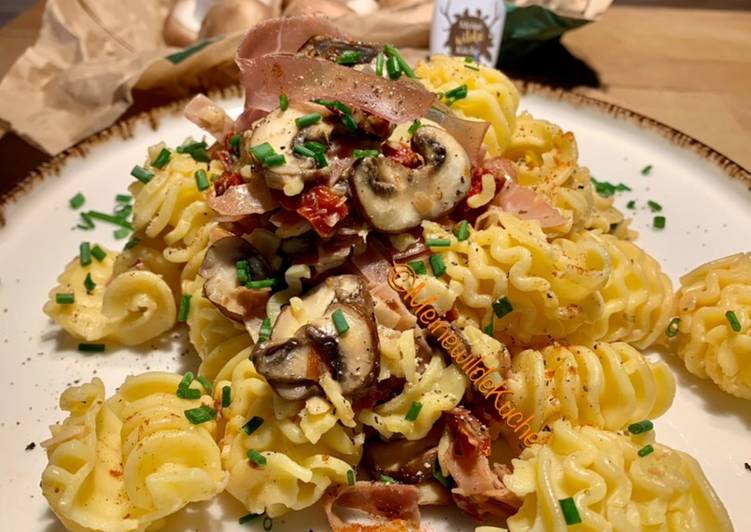 VERSUCHT! Wie man Pasta mit Champignons und Speck