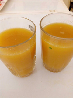 A picture of Healthy Apple and Orange Juice.