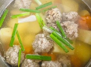 Hình của món Canh Cà Rốt Khoai Tây Nấu Thịt Viên.