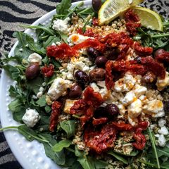 A picture of Greek-ish Arugula Salad.