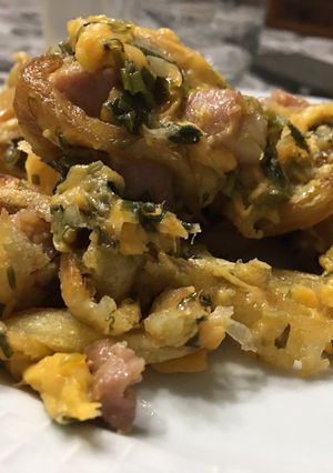 Una foto de Papas con cheddar, panceta y cebolla de verdeo