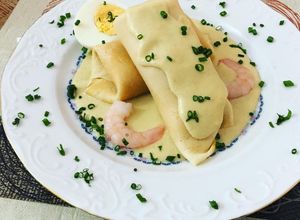 Foto principal de Crepes rellenos de picada de pescado y marisco con salsa al cava