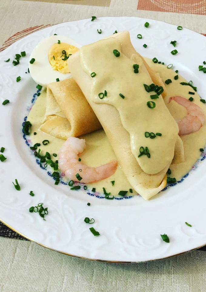 Una foto de Crepes rellenos de picada de pescado y marisco con salsa al cava