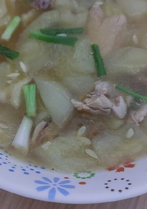 รูปของ ต้มจืดแตงกวาใส่ปลาหมึกฉีกและไก่ by พี่พลอยฟ้า
