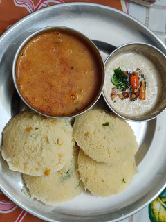 रवा इडली (rava idli recipe in Hindi) रेसिपी मुख्य फोटो