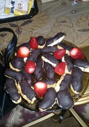 صورة لوصفة إكلير محشو بكريمة الحلواني ومغطي بالشوكولاتة 😋😍