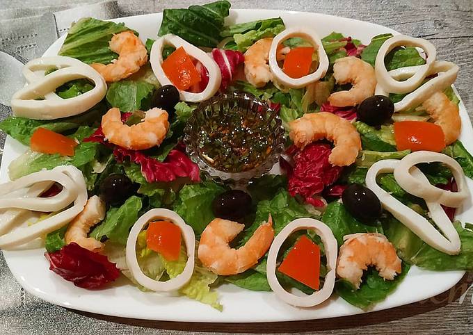 Салат с креветками и кальмарами