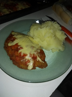 Una foto de Milanesas a la napolitana con puré