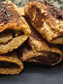 Una foto de Rollitos rellenos de plátano 🍌y chocolate🍫