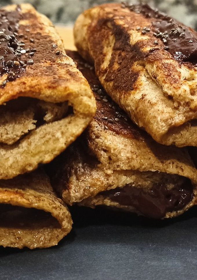 Una foto de Rollitos rellenos de plátano 🍌y chocolate🍫