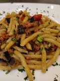 Trofie Fresche con Salsiccia, Melanzane e Pomodorini Freschi