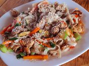 Una foto de wok con pollo