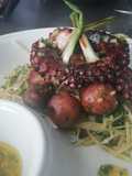 Pulpo a la parrilla con ensalada de papaya verde y papas coktail