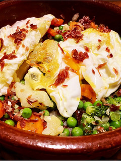 Una foto de Menestra de verduras, huevos rotos y jamón ibérico 😱😱😱