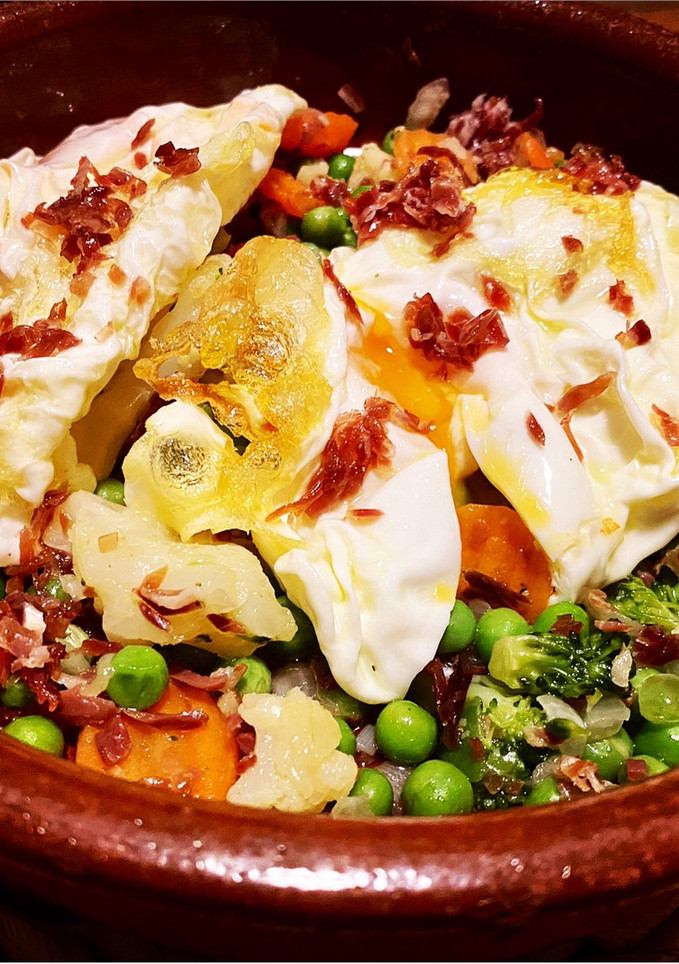 Una foto de Menestra de verduras, huevos rotos y jamón ibérico 😱😱😱