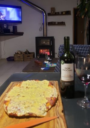 Una foto de Pizza con Mozzarella al Horno a Leña