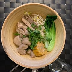 A picture of Thai noodle soup.
