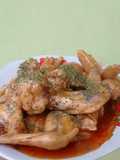 Spicy chicken wings with parsley