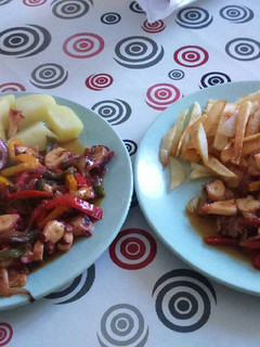 Una foto de Pulpo con piperrada y patatas