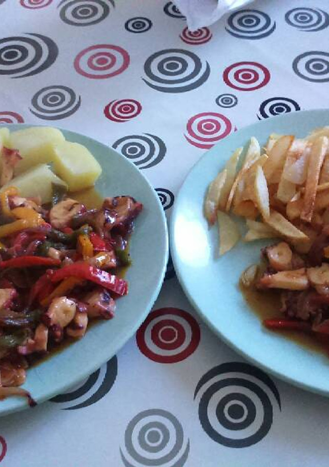 Una foto de Pulpo con piperrada y patatas