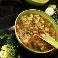 A picture of Mushroom & Broccoli soup.