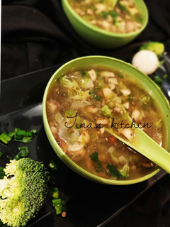 A picture of Mushroom & Broccoli soup.