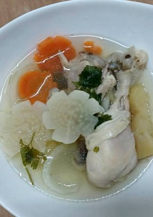 รูปของ ซุปน่องไก่และผักต่างๆ ตุ๋น เมนูเด็ก 1 ขวบขึ้นไป