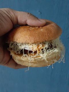 વેજ ચીઝ બર્ગર (Veg Cheese Burger Recipe In Gujarati) રેસીપી મુખ્ય ફોટો