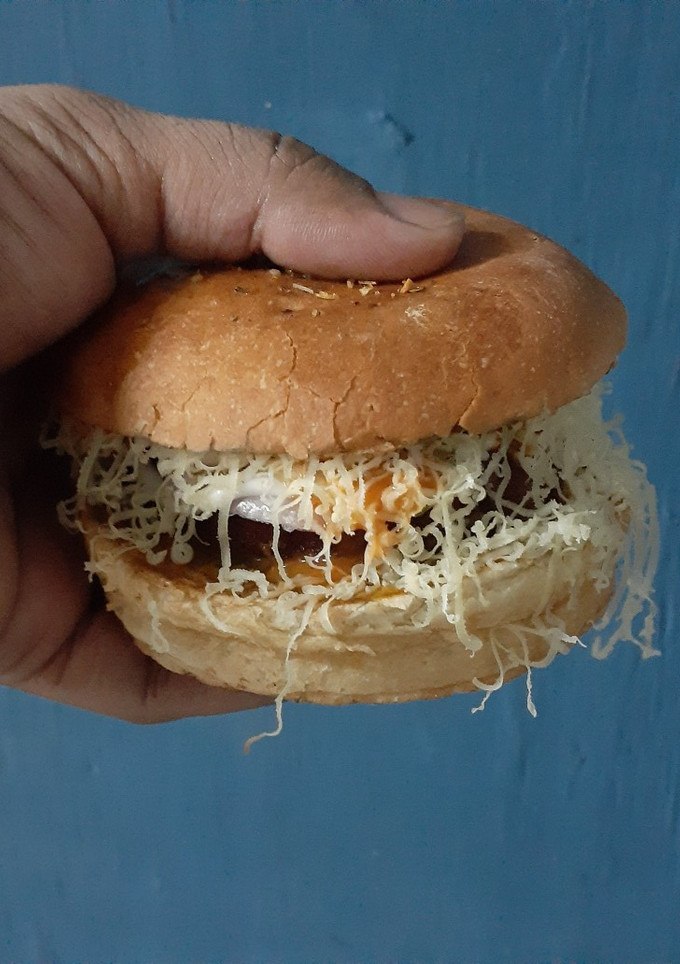 વેજ ચીઝ બર્ગર (Veg Cheese Burger Recipe In Gujarati) રેસીપી મુખ્ય ફોટો