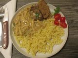 Sztroganoff ihlette húspogácsák 🍖🍄 fehérboros mártásban 🍷✨