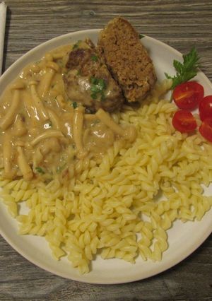 Sztroganoff ihlette húspogácsák 🍖🍄 fehérboros mártásban 🍷✨ recept fotója