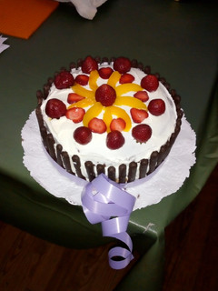 Una foto de Torta de cumpleaños con frutas de estación