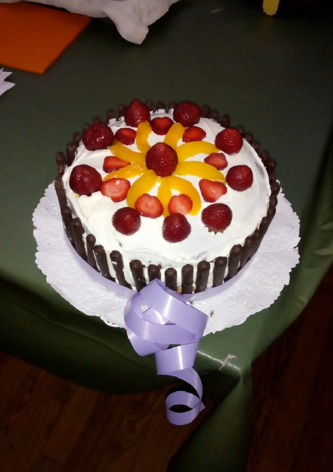 Una foto de Torta de cumpleaños con frutas de estación
