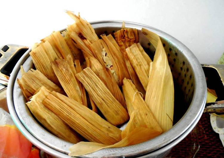 Tamales pintados con frijol negro y salsa  ranchera, para las animas