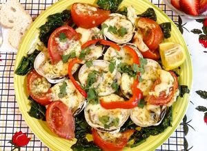 Una foto de Almejas a la parmesana con espinacas