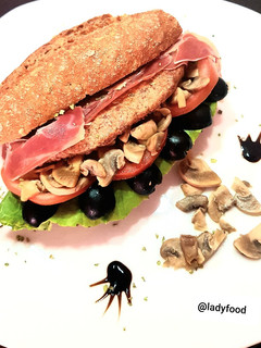 Una foto de 🥬🍎Hamburguesa de vacuno en pan integral y ensalada