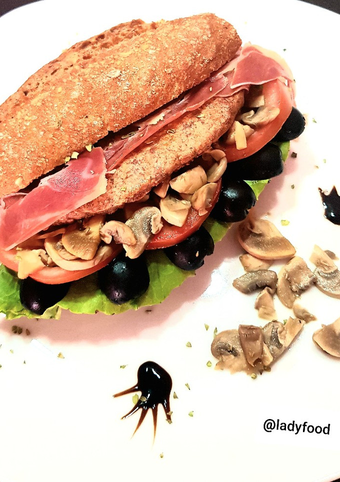 Una foto de 🥬🍎Hamburguesa de vacuno en pan integral y ensalada