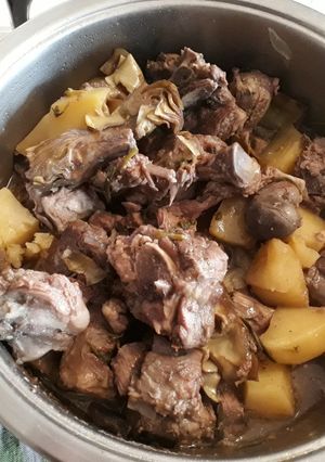 Foto di Agnello di Pasqua con carciofi e patate