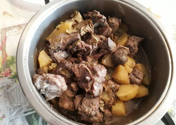 Agnello di Pasqua con carciofi e patate