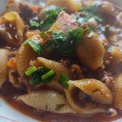 Una foto de Guiso de carne, papas, zanahoria y fideos Caracol! 🇦🇷❤️