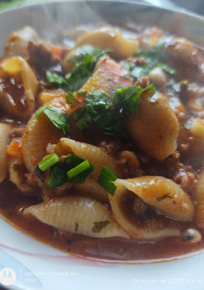Una foto de Guiso de carne, papas, zanahoria y fideos Caracol! 🇦🇷❤️