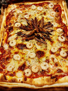 Una foto de Pizza de gamba blanca al ajillo 🤩🤩🤩